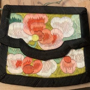 ANTIQUE CHINESE SILK AND SILK THREAD EMBROIDERY PURSE